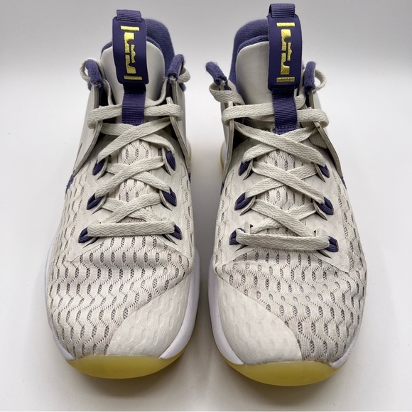 Men’s Nike Lebron Witness 5 Summit
White/bronze Men's Basketball Shoes - Picture 7 of 7